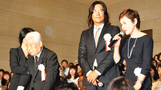 99歳の新藤兼人監督が天皇陛下御臨席の試写会で舞台挨拶