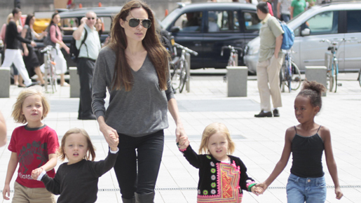 映画鑑賞に水族館見学、ショッピング。家族サービスで大忙しのアンジーの夏