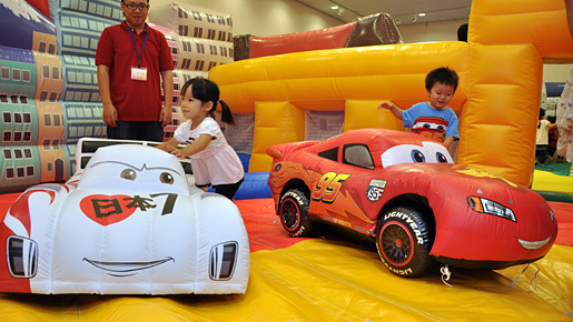 『カーズ2』の世界をエアー遊具で満喫！　各地で「カーズ・プレイグラウンド」展開