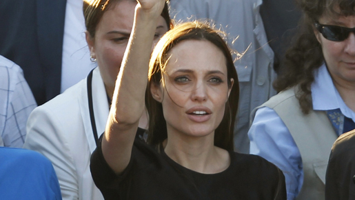 アンジェリーナ・ジョリー、ボスニアの映画祭で表彰され、温かい拍手に感激の涙