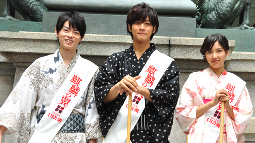 松坂桃李、菅田将暉、竹富聖花が日本橋をゴシゴシ！　パパになった阿部寛を祝福