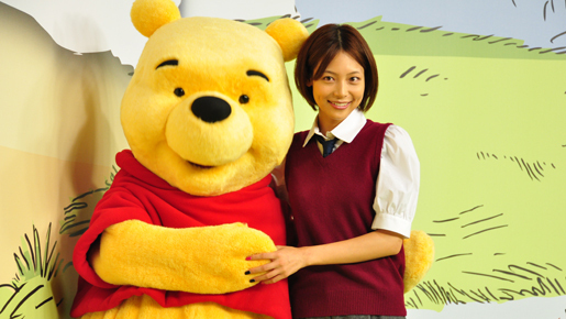 相武紗季、“癒しの大使”として来場もプーさんとの対面で癒される