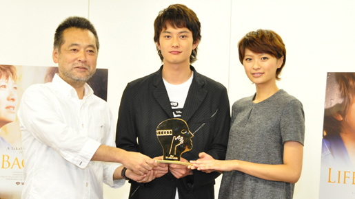 岡田将生＆榮倉奈々、トロフィーの重みで受賞を実感！