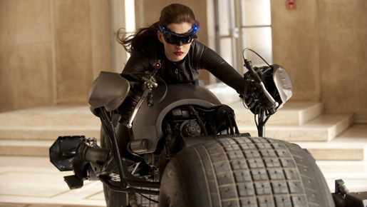 アン・ハサウェイ、「子供の頃の夢だった」キャットウーマン姿をお披露目！