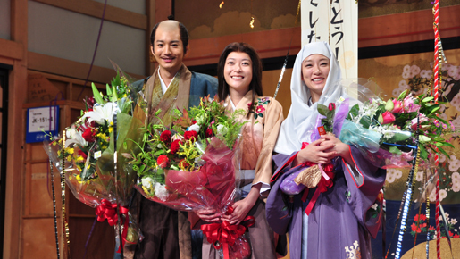 水川あさみ、涙の「江」クランクアップ　“妹”上野樹里、向井理と抱擁