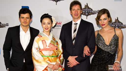 ミラ・ジョヴォヴィッチ×檀れい　胸開きドレスと着物でレッドカーペットで競演！