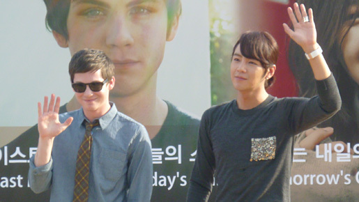 チャン・グンソク、釜山映画祭に登場　ギター弾き語りで思わぬ収入も？