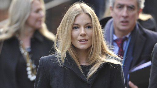 シエナ・ミラー、大衆紙の盗聴に気づかず「友人や家族を疑いの目で見てしまった」