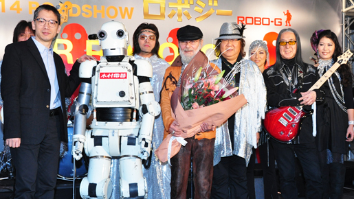 73歳ミッキー・カーチス、懐かしの日劇に凱旋し生演奏！