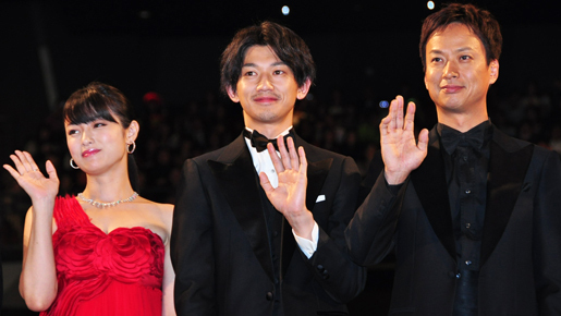 関ジャニ丸山、金色シャツのタキシードで登場　映画初出演でワイルドな魅力を発揮？