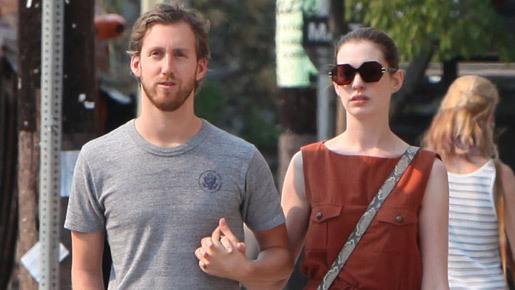 アン・ハサウェイ、デート中にダイヤの指輪を目撃され婚約発覚