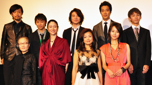 妊娠9か月の小雪、深紅のドレスで登場！　母になる実感「ひしひしと感じる」