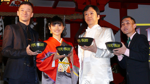 石原さとみ、シュールな新宿ゴールデン街練り歩きに笑顔！