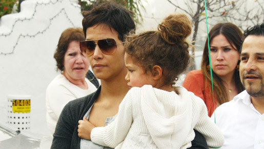 ハル・ベリーの薬指にエメラルドの指輪。オリヴィエ・マルティネスと婚約？