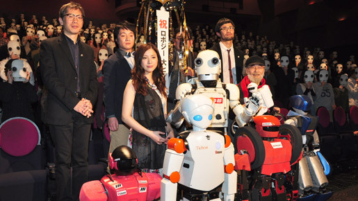 吉高由里子、相変わらずの天然ぶり！　お祝いのくす玉を舞台裏で勝手に割る