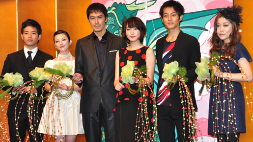 JUJUサプライズ熱唱に、阿部寛も感激