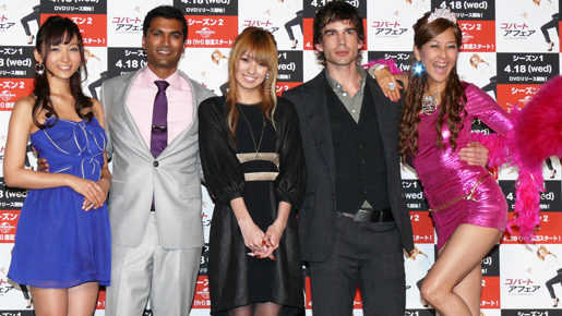 岡本夏生、イケメン既婚者コンビにハグ強要で大はしゃぎ！