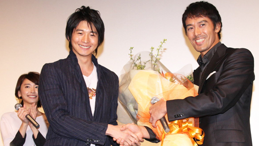 向井理「場違い承知」と恐縮しきり 『麒麟の翼』ヒット御礼にサプライズ登壇