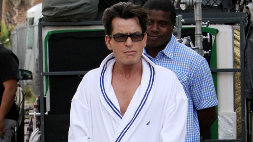 チャーリー・シーン、公開書簡でアシュトン・カッチャーに詫びを入れる