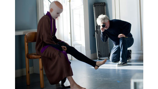 完璧な“肌”を目指す？『私が、生きる肌』×「アメリカンアパレル」コラボ決定