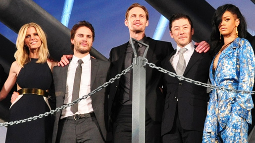 歌姫・リアーナ、ノリノリで三本締め　浅野忠信も「最高です」と誇らしげ