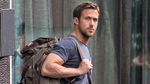 ライアン・ゴズリング、ニューヨークの路上でタクシーと接触しかけた女性を救出