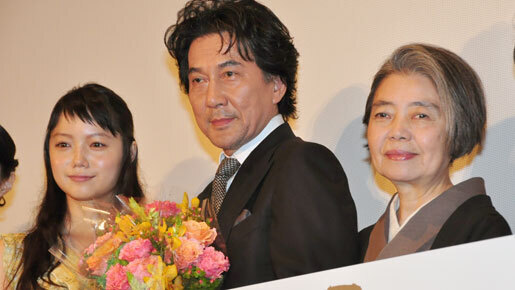 紫綬褒章受章の役所広司を宮崎あおい、樹木希林ら女優陣が花束で祝福