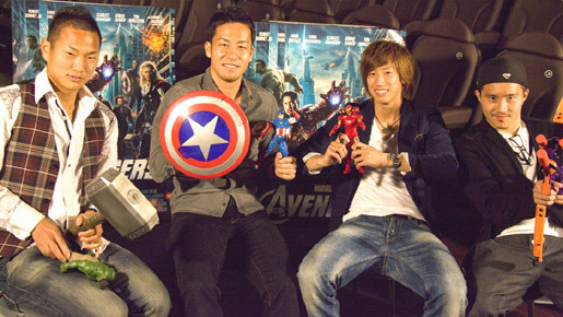 サッカーヨーロッパ組、ドイツの劇場貸しきりで『アベンジャーズ』に大興奮！