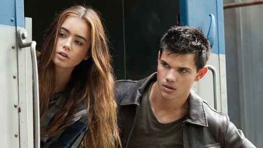 共演者キラー？　テイラー・ロートナー×リリーの濃厚キスシーン公開