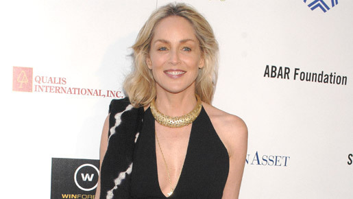 シャロン・ストーン、元使用人から不当解雇を理由に訴えられる