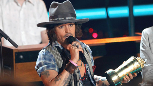 MTVムービー・アワードで受賞のジョニー・デップ、スピーチ代わりにギター演奏