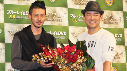 オダギリジョー、新婚ホヤホヤの山本太郎をサプライズ花束で祝福！