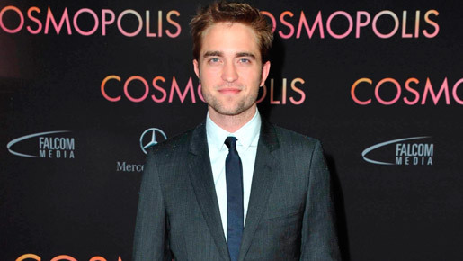 ロバート・パティンソン、クィーンズ・イングリッシュで演じるのは「裸になった気分」