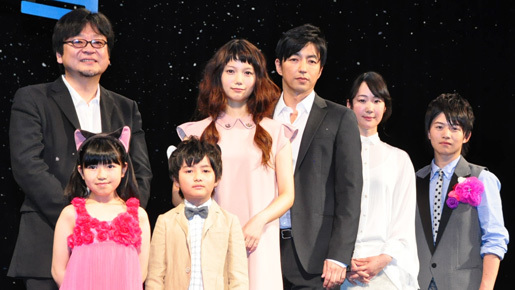 宮崎あおい＆大沢たかおが相合傘で登場！　大沢の“パパ”ぶりに絶賛