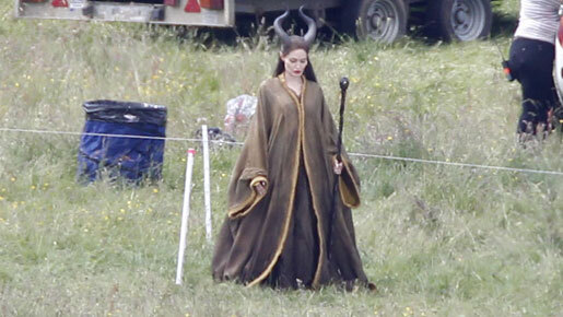 空前のおとぎ話ブーム！　「眠れる森の美女」魔女役に扮したアンジーの写真が公開