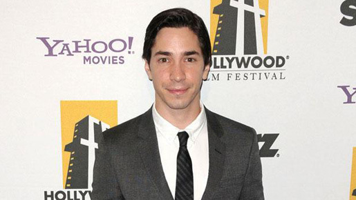 ジャスティン・ロング、スティーヴン・キングの短編小説「十時の人々」映画化作品への出演交渉中