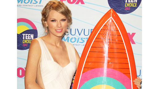 熱戦のティーン・チョイス・アワード、テイラー・スウィフトが音楽＆映画で5冠達成！