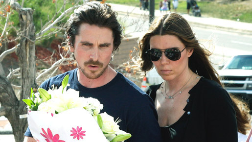 クリスチャン・ベイル、コロラド州オーロラへ赴き、銃乱射事件被害者を見舞う