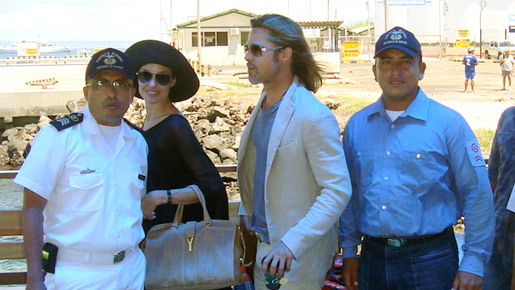 ブラッド＆アンジェリーナ、子供たちと一緒にフランス北部の町でつかの間の休暇