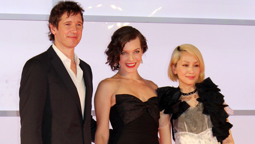 ミラ・ジョヴォヴィッチ「夫は私をイジメるのが好きなの…」とファンを前に暴露!?