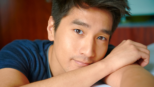 坊主頭から爽やかヘアに　『ハーバー・クライシス』マーク・チャオから独占映像到着！