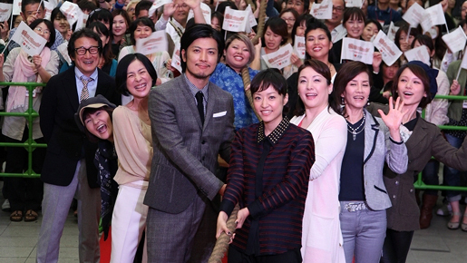 井上真央、玉山鉄二らが大分で凱旋パレード　台風にも負けず観客と綱引き！