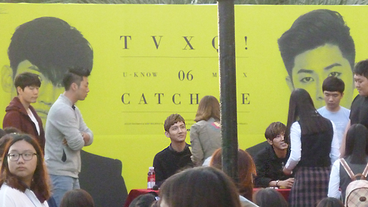 「東方神起」ユノ＆チャンミンが釜山映画祭でサイン会　日本人ファンも大熱狂！