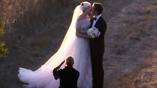 アン・ハサウェイ、結婚式の写真を売って得た利益をチャリティに寄付