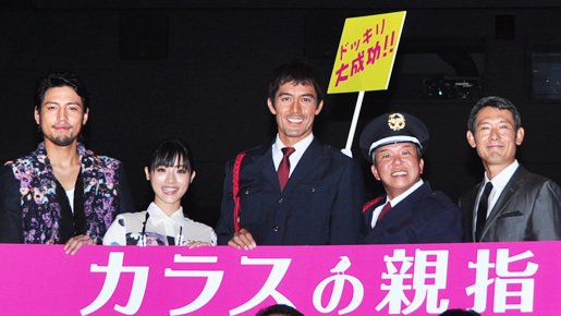 阿部寛と村上ショージが警備員姿で劇場にまぎれこみドッキリ敢行！