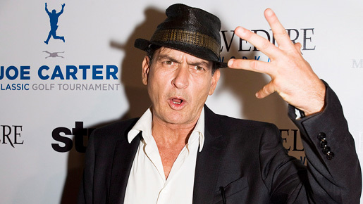 チャーリー・シーン、かつての仕事仲間を「殺す」とメールで脅迫？