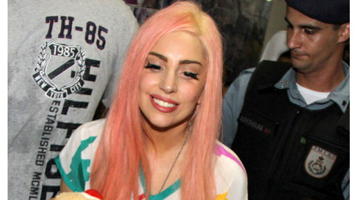 レディー・ガガ、全米ツアーの衣装は「ヴェルサーチ」に決定？