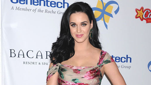 ケイティ・ペリー＆ブラピ、サイン入りネクタイをチャリティー・オークションに出品