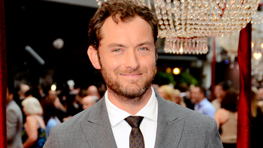 ジュード・ロウ、新作映画のスタッフと交際中