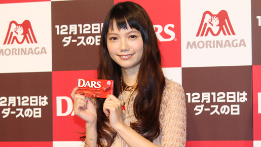 宮崎あおい、チョコレートファッションで今年あった「いいこと」を報告